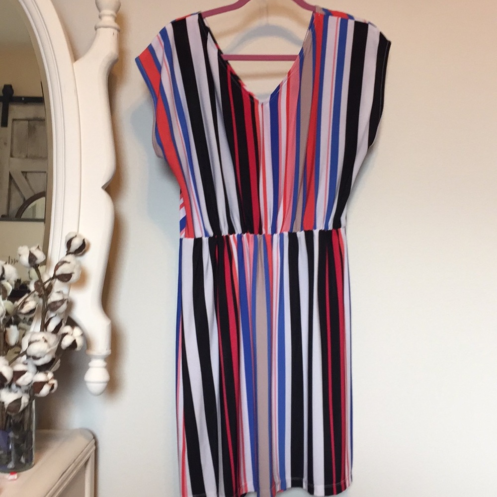 Fun flattering dress size L, B-Wear brand